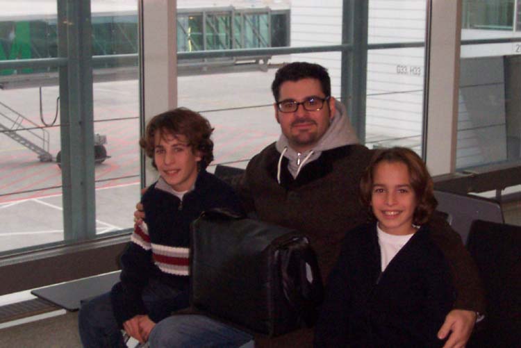 Kevin und Marco mit Rick am Münchner Flughafen_gross